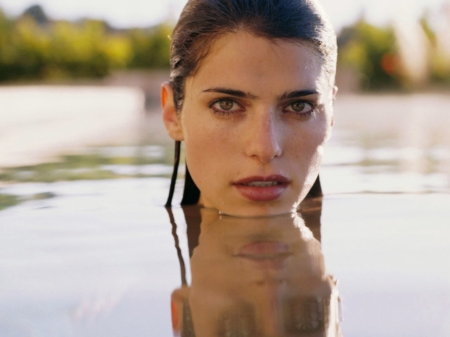 Девушка по шею в воде