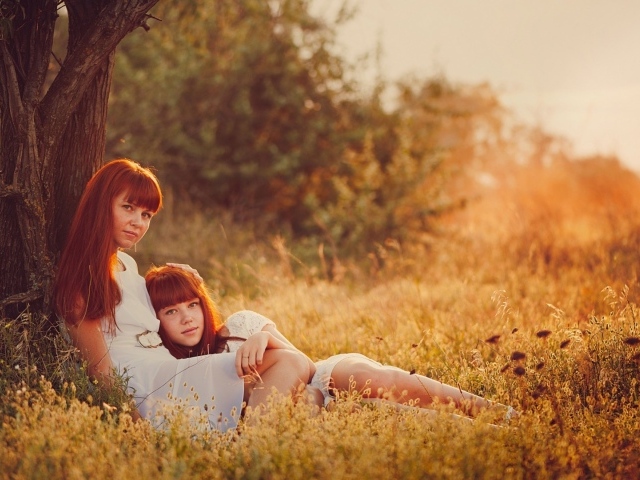 Две рыжих девушки отдыхают у дерева