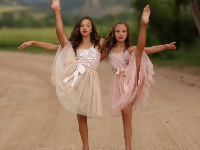 Две юных балерины показывают свое искусство