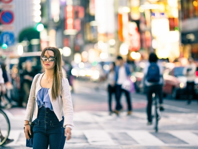 Вьетнамская девушка идет по городу