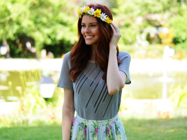 Венок из цветов на голове девушки