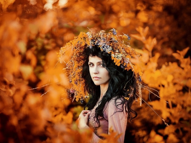 Девушка брюнетка как воплощение осени