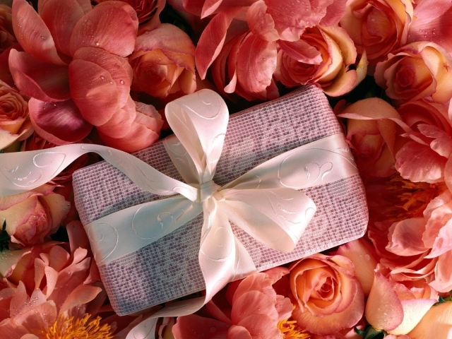 Подарок в букете цветов для любимой на 8 марта