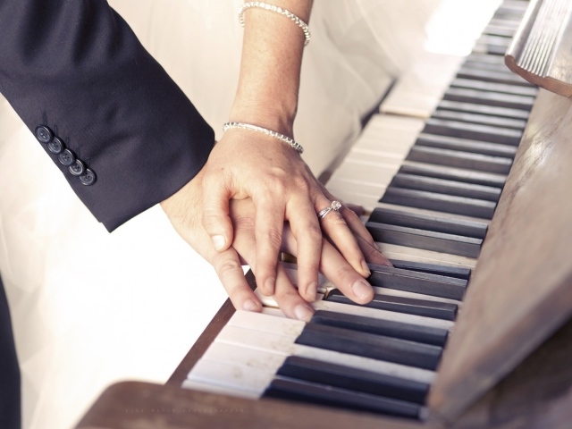 Руки влюбленных на пианино