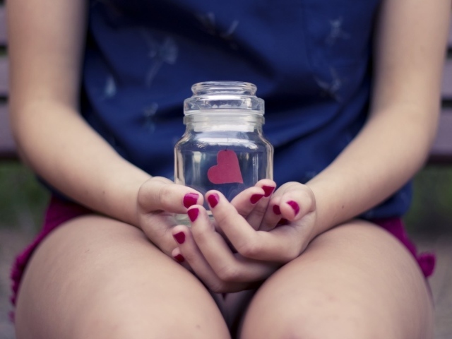 Сердце в банке в руках у девушки