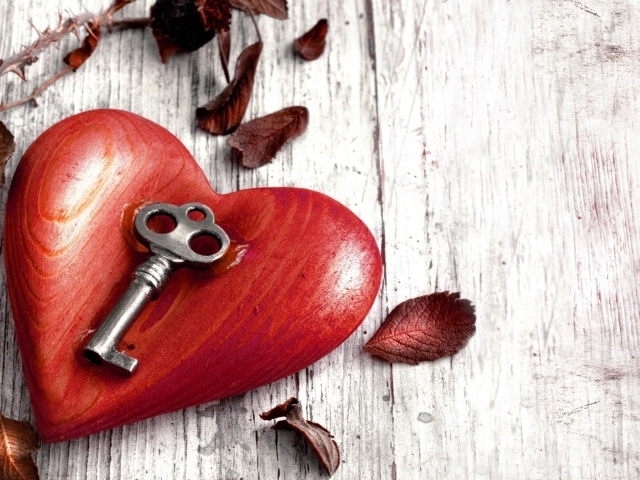 Ключ на деревянном сердце