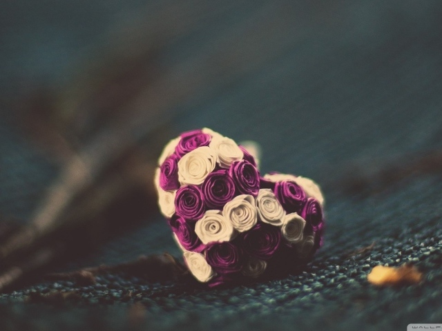 Маленькое сердце из розовых и белых цветов