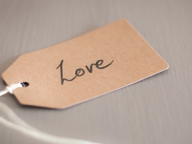 Надпись Любовь на бумажке с ниткой