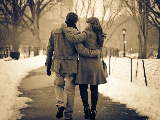 Влюбленные гуляют по зимнему парку