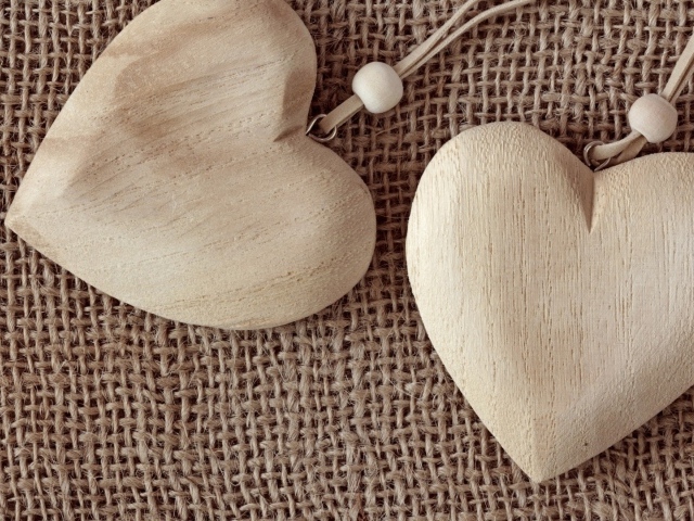 Брелки из дерева в форме сердца