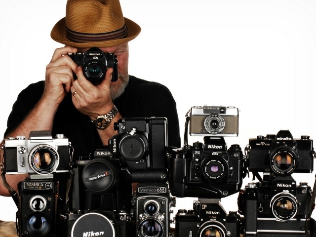Фотограф с фотоаппаратами Никон