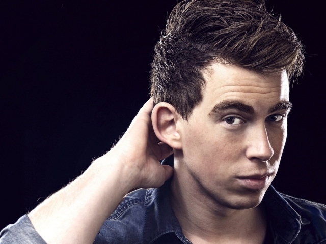 Молодой парень чешет затылок