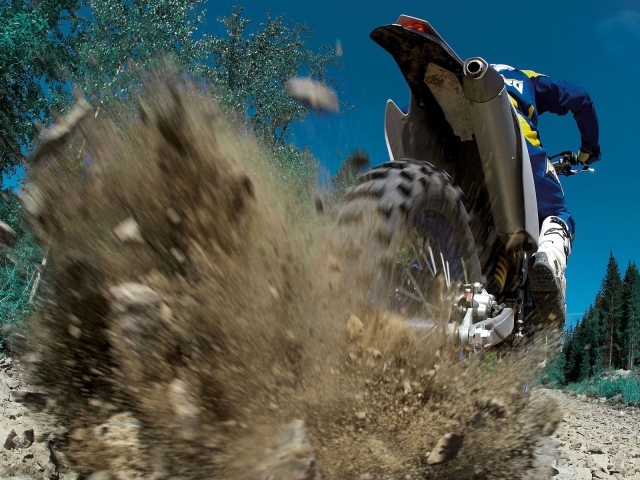 Выброс гравия из под колеса мотобайка