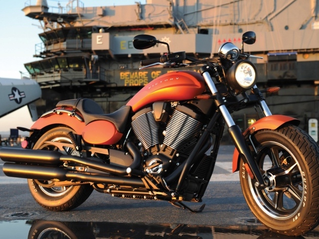 Военный мотоцикл в порту