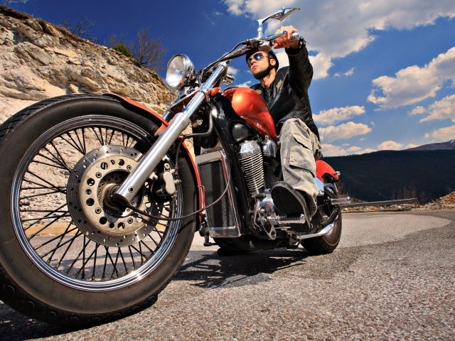 Мотоциклист на дороге среди скал