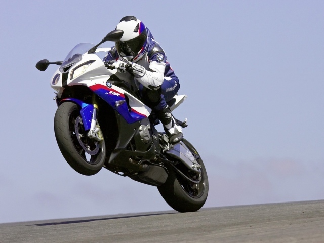 Гонщик на заднем колесе мотоцикла BMW S 1000 RR