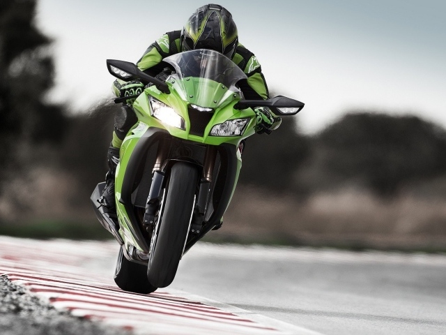 Спортсмен на зеленом Кавасаки Ниндзя