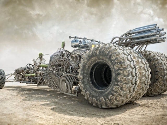 Автомобиль из фильма Безумный Макс 4 Дорога ярости
