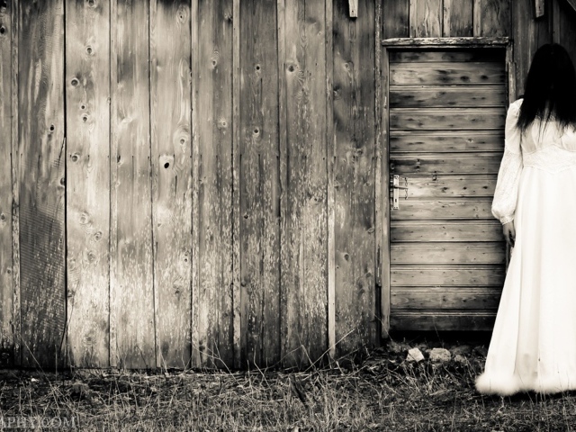 Девушка у деревянного сарая, фильм Звонок