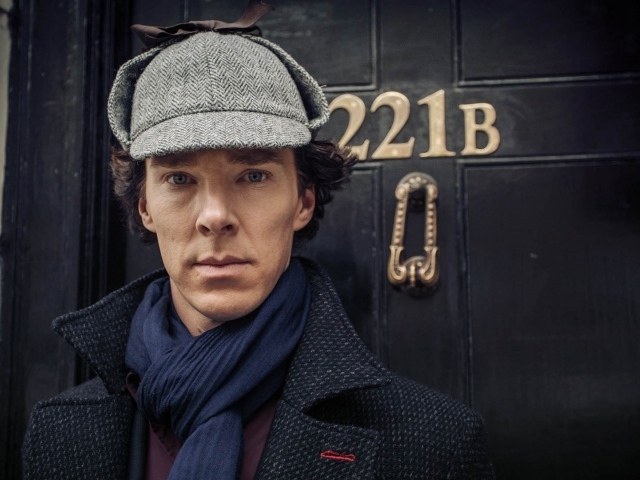 Шерлок у входа в свою квартиру