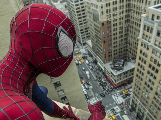Человек паук смотрит на город