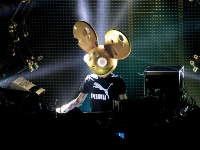 Модный канадский диджей deadmau5