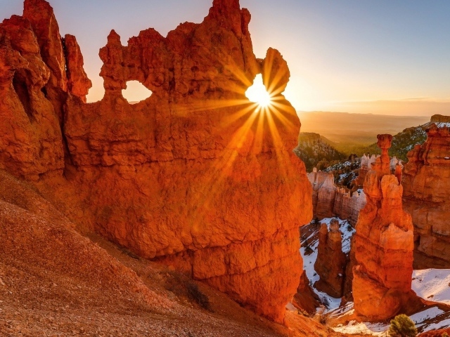 Луч солнца сквозь скалу каньона