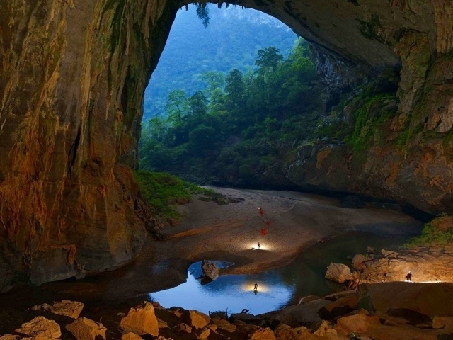 Красивая каменная пещера в джунглях