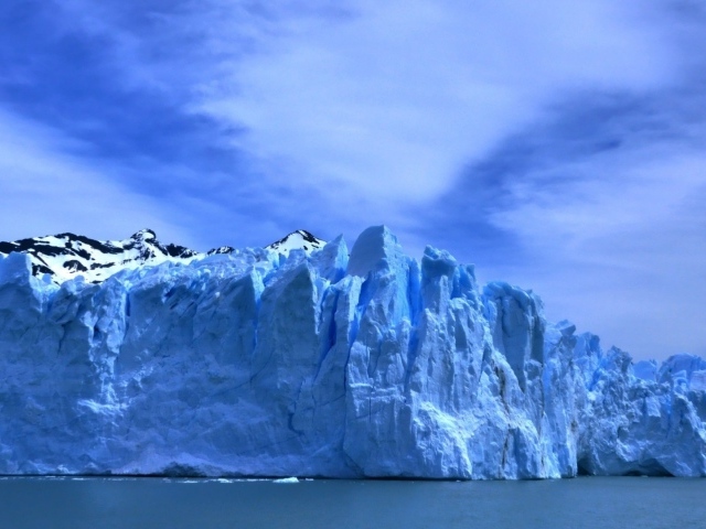 Голубой лед ледника на берегу моря