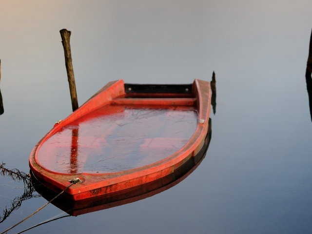 Лодку на привязи затопило водой