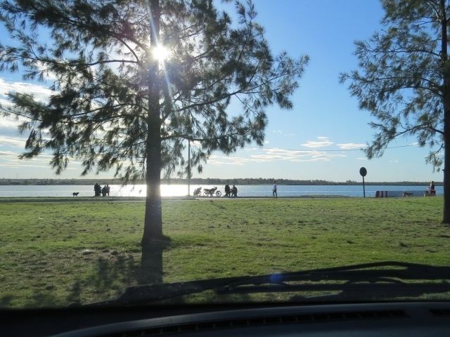 Яркое солнце на набережной