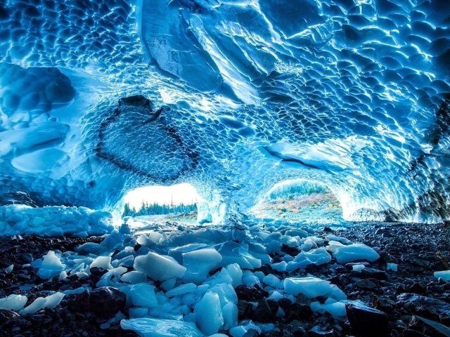 Пещера из голубого льда