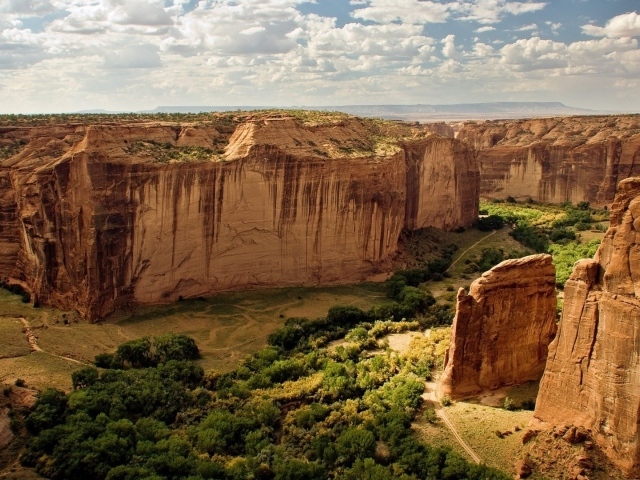 Отвесные скалы в каньоне
