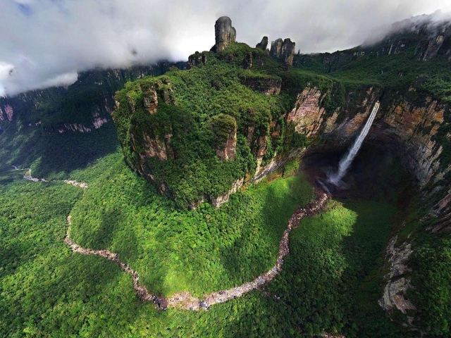 Поросший зеленью каньон