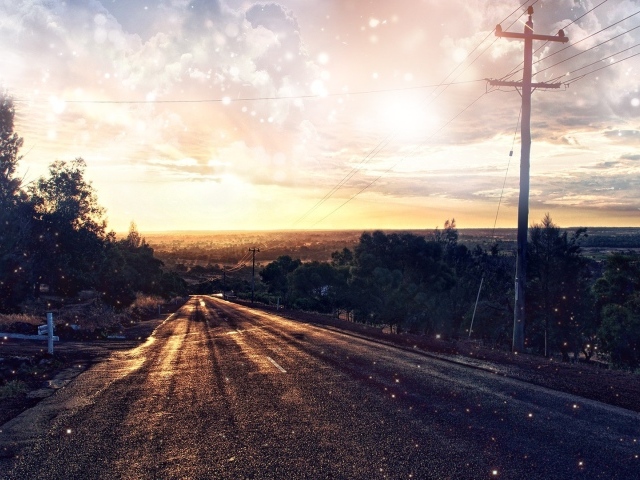 Пустынная асфальтовая дорога