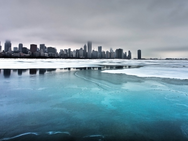 Замерзшее озеро у города