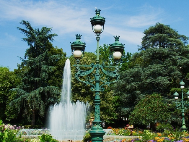 Зеленый чугунный фонарь в парке