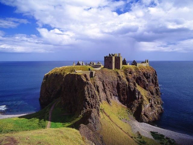 Неприступный поселок на скале над морем