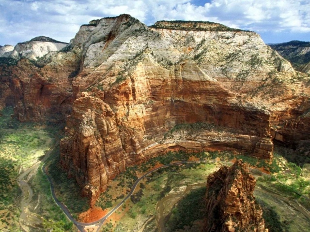 Пейзаж с обрывистыми скалами каньона