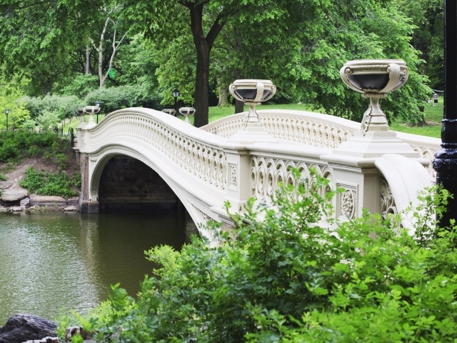 Мраморный мост над рекой в парке