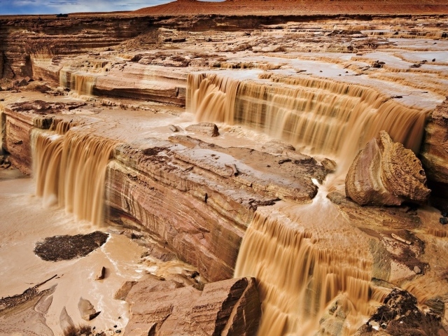 Мутная вода стекает со скал