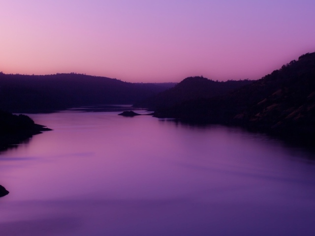Фиолетовые сумерки после заката в горах