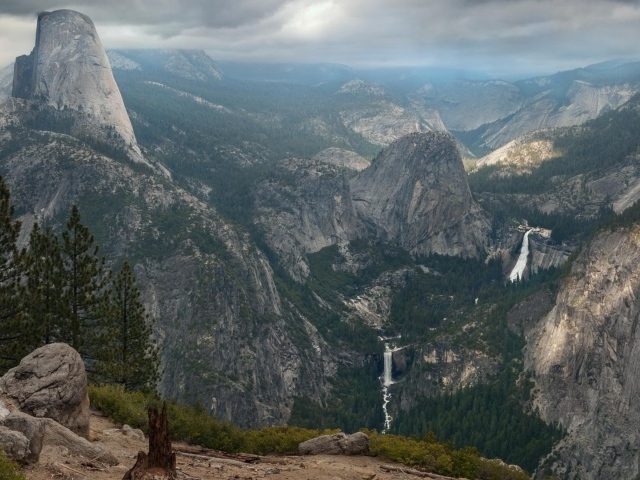 Скалы в парке Йосемити в США