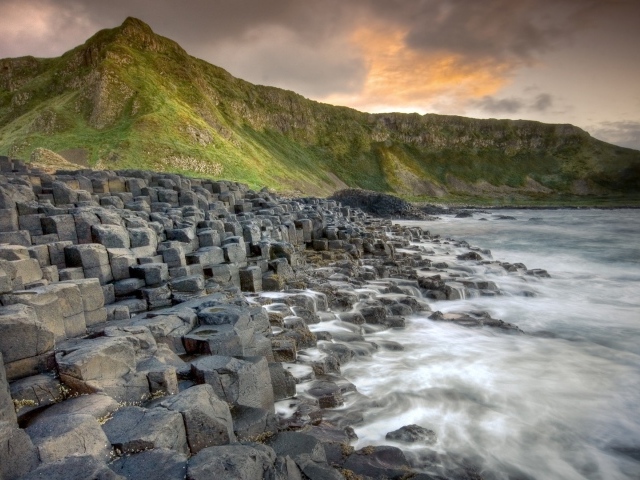 Ступенчатые скалы на берегу северного моря