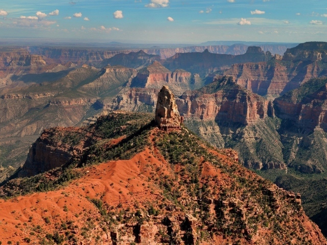 Камень на холме на фоне каньона