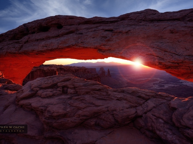 Восход солнца между скал