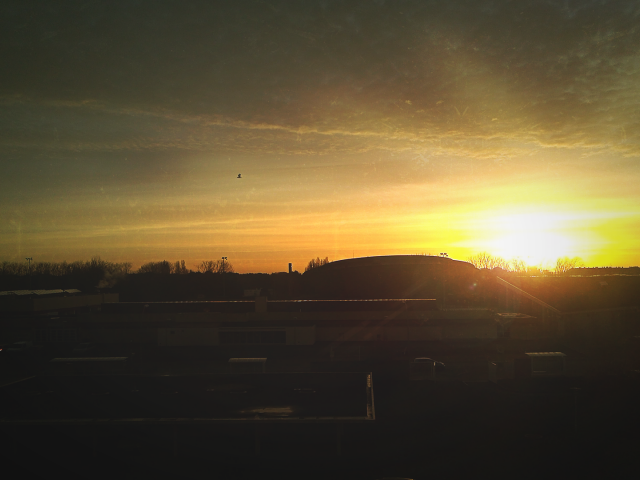 Восход солнца над постройками