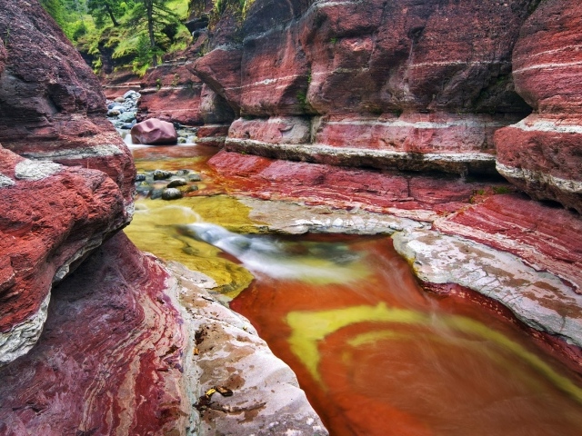 Поток воды среди красных скал