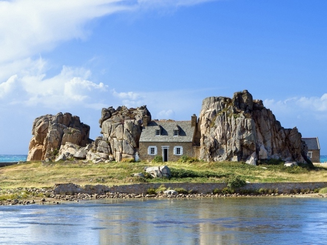 Дом зажат между двух скал