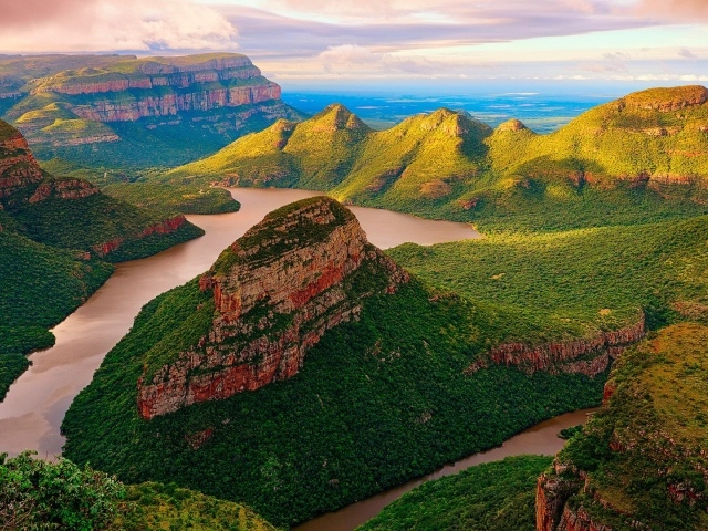 Покрытые зеленью скалы каньона